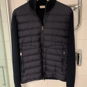 Moncler cardigan  - Storlek XL. Jättefräsch men en skada som fixats hos skräddare (bild 4). Tar bud