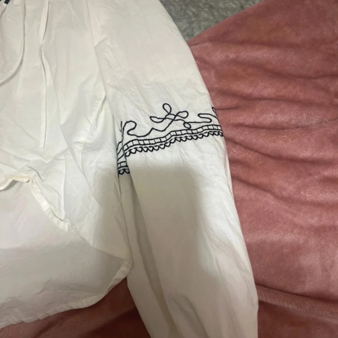 Vit broderad blus från ONLY - 3