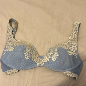 Intimissimi - Superfin ljusblå bh med vackra detaljer från itimissimi. Är inte helt säker på storlek men skulle nog gissa på 75 c