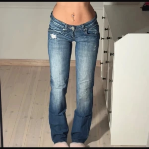 Lågmidjade blå bootcut jeans från LTB - Snygga lågmidjade blå jeans från LTB som är straight i modellen men har en bootcut passform och slitningar framtill. Jeansen har  ljus tvätt och markerade sömmar. Dom är i storlek 26w L32. Säljer då de är fel storlek🩷
