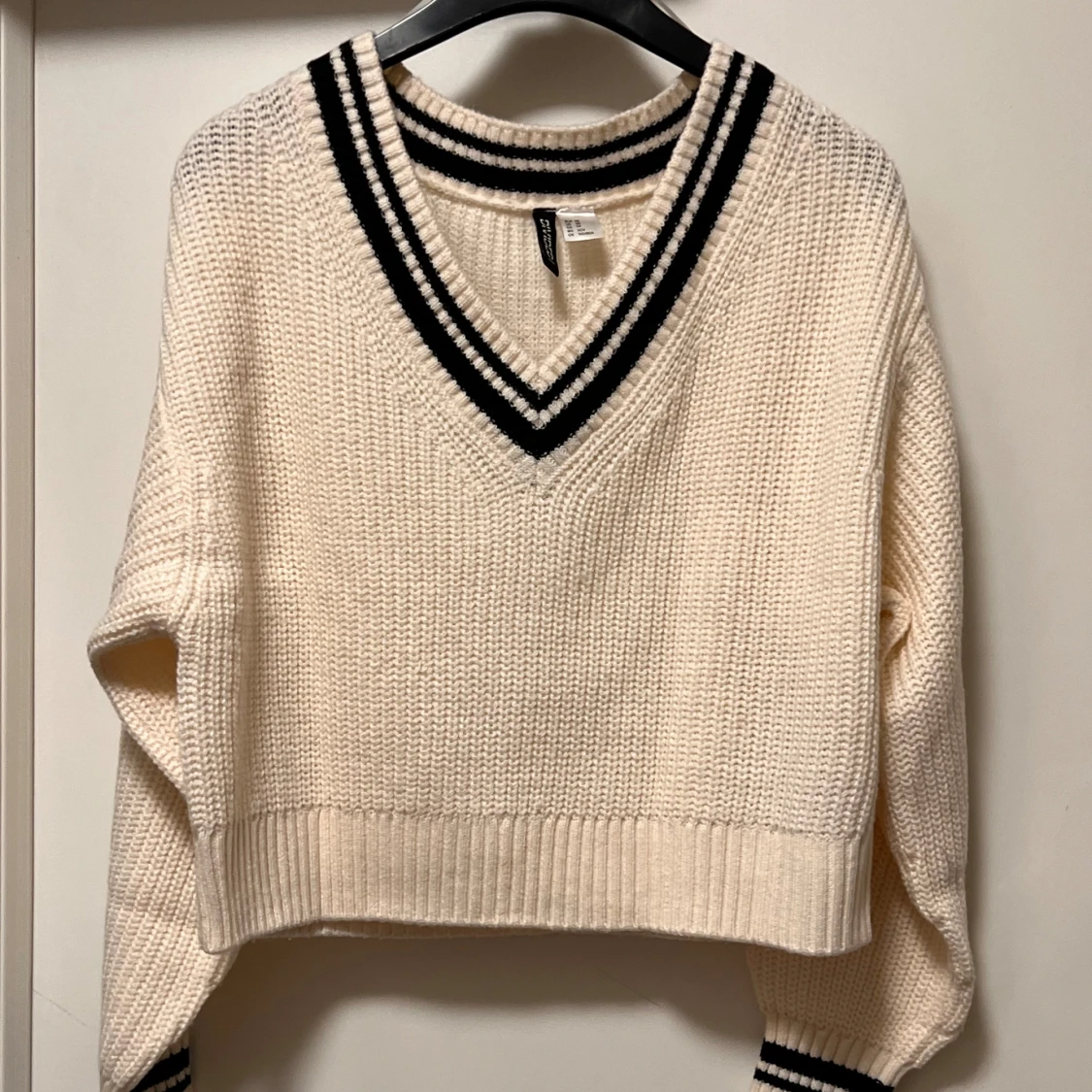 Beige stickad v-ringad tröja H&M XS