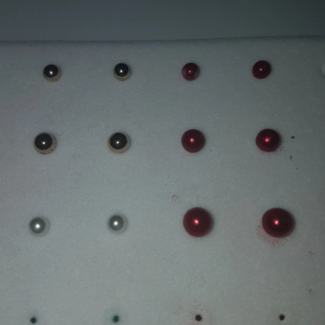 Set med pärlörhängen i olika färger - 1