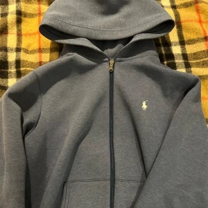 Ralph Lauren zip up  - Helt ny Ralph lauren zip tröja köptes från butiken, pris kan ej diskuteras eftersom den är helt ny 