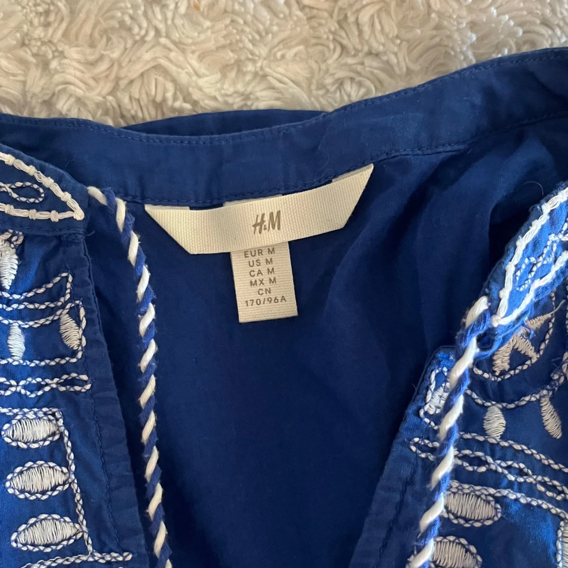 Blå broderad blus från H&M - 1