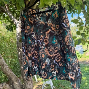 Cream blus  - Säljer en otroligt vacker blus från märket Cream i storlek 44. Storleklappen sitter under märkeslappen. Blusen har ett fint mönster i färgerna svart, mörkgrönt, turkos, orange, beige och lila. Mycket fint skick, jag hittar inga synliga anmärkningar eller defekter.