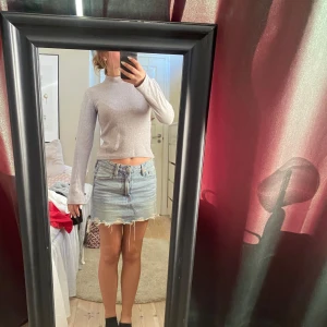 Grå stickad tröja  - Säljer denna jättefina tröja ifrån zara. Storlek S men liten i storleken. Skriv vid mer frågor💕💕