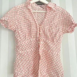 Söt blus med små rosa blommor - Gullig blus