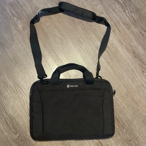Svart datorväska från Tolerate - Snygg och stilren svart datorväska från Tolerate med praktiska handtag och avtagbar axelrem. Knappt använd och i mycket bra skick! Hör gärna av dig vid frågor 💘Pris kan alltid diskuteras!