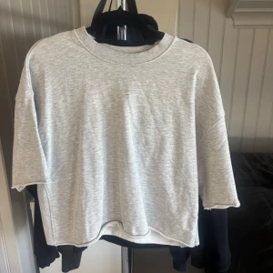 Grå loose sweatshirt från Zara - Säljer en chill grå sweatshirt från Zara i storlek S. Tröjan har loose passform, rund hals och lite bredare, kortare ärmar. Perfekt för dig som gillar enkel och clean stil. Materialet är mjuk bomullsmix som känns skönt mot huden.