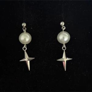 Örhängen med pärla och stjärna - Handgjorda och unika silverörhängen 🤩 Öronhängerna är nickelfria och silverpläterade i kirurgiskt stål, resterande av örhänget är i rostfritt stål (ej silverpläterat) 💕🙏 3.5 cm långa. Alla köp görs via ”KÖP NU” knappen.  💐