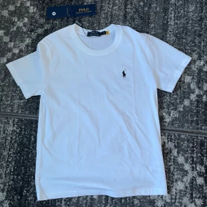 Vit ralph lauren t shirt - Helt ny ralph lauren t-shirt i vit. Storlek S, kom dm för frågor👍🏼