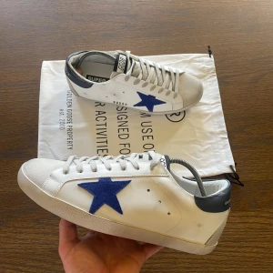 Golden Goose 43 - Ett par sjukt snygga Golden Goose i storlek 43! Passar 43-44! Skorna är i grymt skick! Skick 9,5/10! Allt OG ingår, Box, Dustbag och äktighetscertifikat! Hör av dig vid frågor!🌟