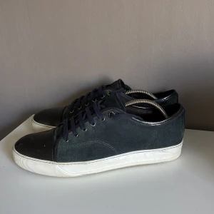 Mörkblå lanvins  - Riktigt snygga lanvins i en lite mer unik blå färg som är riktig snygg nu till skolstarten, jättefint skick bara använda lite under sommaren annars näst in till nya. Inga defekter endast lite smutsig går att tvätta bort lätt. Uk10 passar dig runt 43-45. Dustbag ingår. Bara skriva vid frågor!