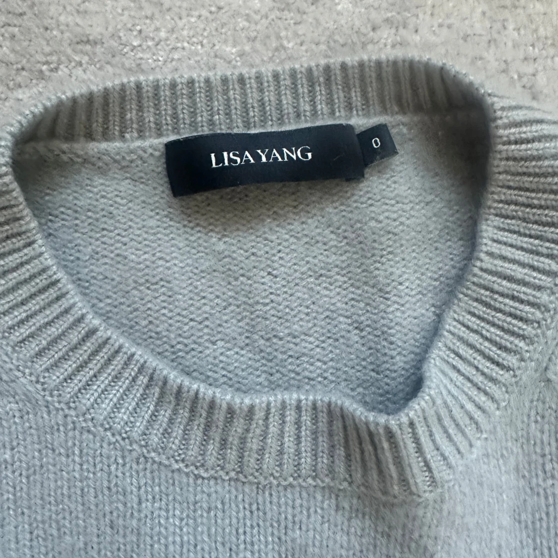 Grå kashmirtröja från Lisa Yang