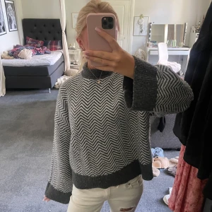 Grå stickad tröja med zigzag-mönster - jätte mysig stickad tröja perfekt till vintern o hösten🥰🥰