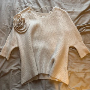 Beige stickad topp med volang från Vila - Superfin stickad topp från Vila i mjuk beige ton, storlek S. 