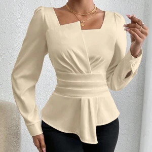 Beige omlott blus med markerad midja - Snygg beige blus med lång ärm och unik asymmetrisk omlott vid halsringningen. Toppen har markerad midja med breda veck och lätt utsvängd nederdel. Perfekt för dig som gillar stilrena och trendiga detaljer.Helt ny