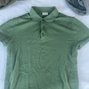 Grön pikétröja från John Henric - Grön piké från John Henric. Storlek S passar den runt 175-180cm. Skick 9/10 använd Max 2-3 gånger. Pris 299kr. 100% cashmeere 