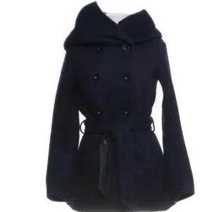 Mörkblå kappa med bälte från only  -  mörkblå kappa från ONLY i storlek XS. Jackan har dubbelknäppning, luva och ett bälte i midjan med läderdetalj. 