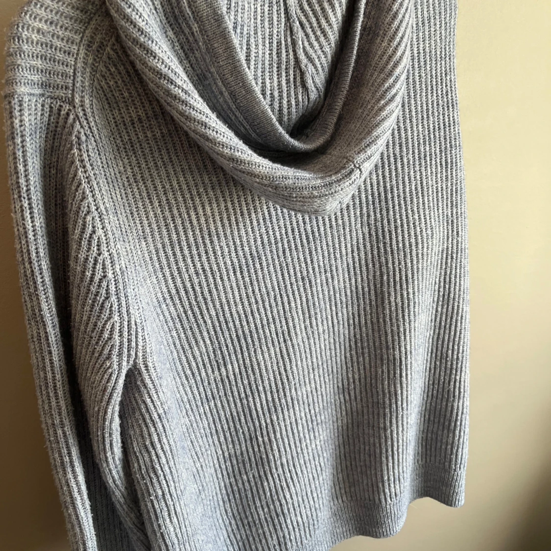 Grå hoodie från Lawrence Grey - 1