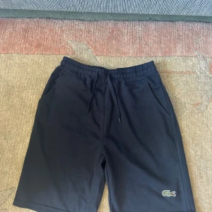 Lacoste mörkblåa shorts  - Säljer dessa snygga och bekväma Lacoste shorts i storlek L, använt bara några gånger. Pris kan diskuteras!! Tveka inte att skriva!!