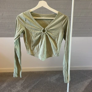 Ljusgrön croppad långärmad topp - Ljusgrön v-ringad topp med långa ärmar💚🍀
