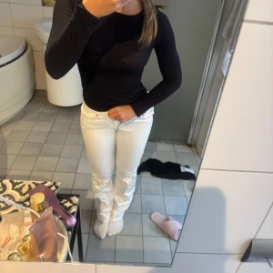 Vita jeans - Ett par snygga vita jeans från bikbok, som är alldeles för små därav att jag täcker lite. Pris kan diskuterats 