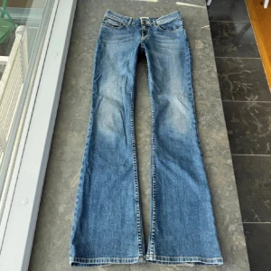 Lågmidjade jeans - Midjemått 38 cm, innerbenslängden är 83cm💓