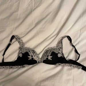 Intimissimi bh  - Intimissimi bh i storlek 75/b knappt använd för att den är för liten. Bra skick, modell Superpushup-behå Gioia Pretty Flowers