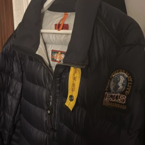 parajumper jacka - säljer nu min parajumper jacka då jag är sugen på en lite tjockare vinterjacka. den är i välldigt bra skick trots att den har några år på ryggen. men såklart säljes den inte för nypris. jackan kostade runt 4000 när den köptes i affär men det var ju någor år sen så säljer för 1000