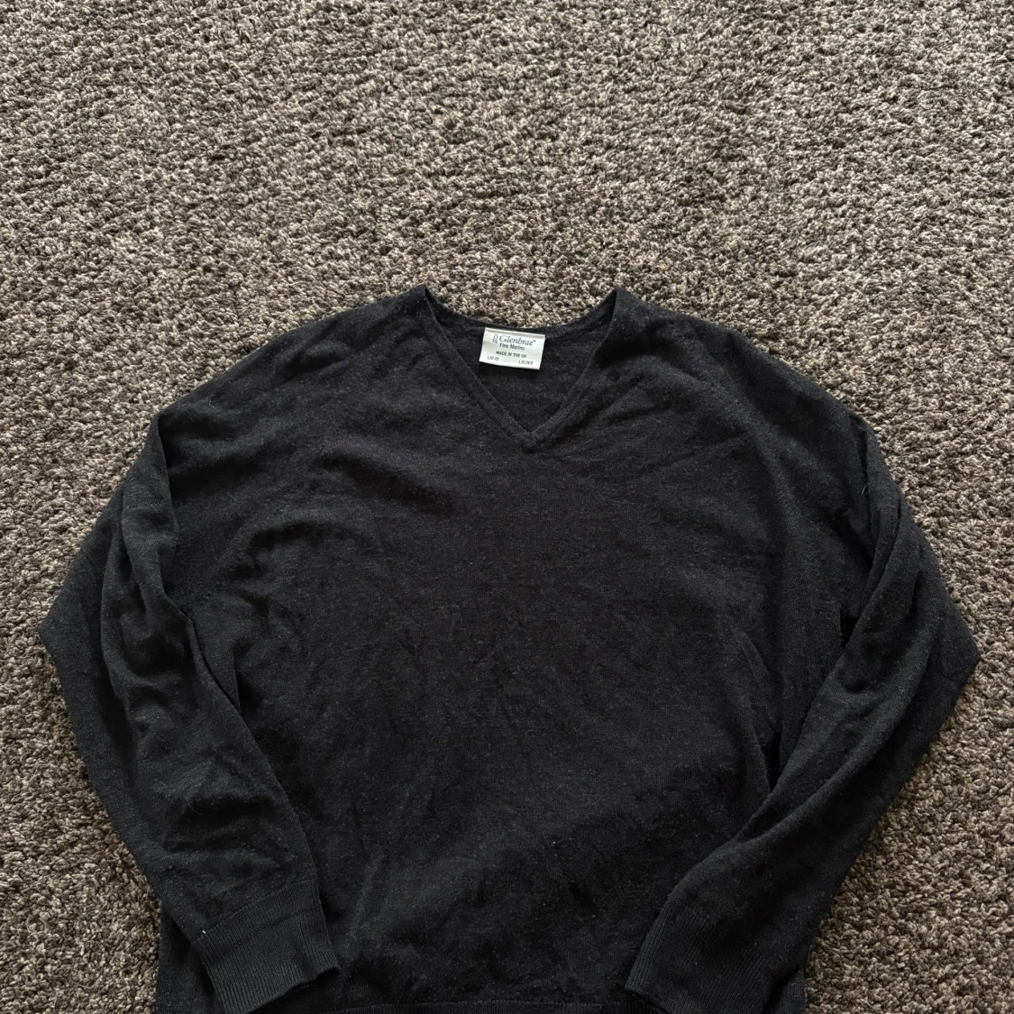 Svart v-ringad merinotröja Glenbrae
