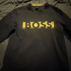 Hugo boss sweatshirt - En hugo boss tröja köpt för 2 år sen, tröjan är väl bevarad och har inga defekter. Säljs ej längre någonstans. Finns inga tecken på användning.