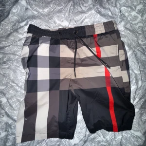  burberry shorts  - Snygga badshorts från burberry. Kom med bud 