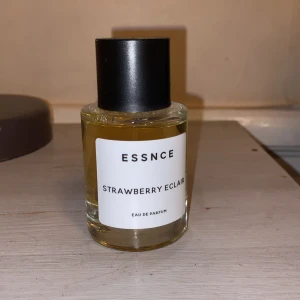 ESSNCE Strawberry Eclair parfym  - ESSNCE Strawberry Eclair Eau de Parfum. Parfymen har en söt och fruktig doftprofil med inslag av jordgubb och bakverk. Säljer då doften inte passade mig, använd en fåtal gånger för att prova doften. 