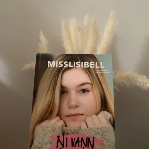 Ni vann Aldrig  - En bok av Misslisibell, känd från sociala medier. Omslaget har en modern och ungdomlig design med rosa text och porträtt. Perfekt för dig som gillar personliga berättelser och vill inspireras av unga kreatörer.  💕 Denna är i nytt skick. Nytt med prislapp.  Tyckte jag den boken är jättebra. 💕