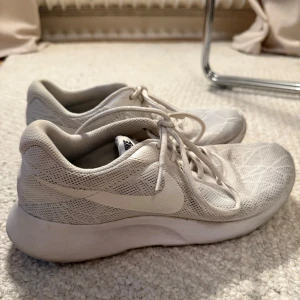 Nike sneakers - Vita sneakers från Nike. Väldigt lätta och bekväma. Normala i storleken.