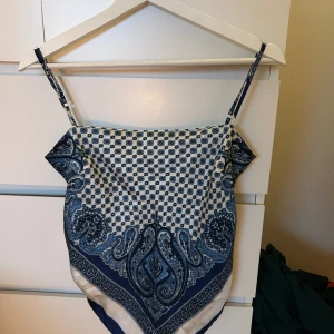 Silkestopp med knyte i ryggen  - Jättefin topp med reglerbara band, storlek M men passar även S, knytes snyggt i ryggen och är fodrad så inte tunn och genomskinlig. Använd en gång!