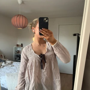 Beige blus från Odd Molly - Säljer en söt beige blus från Odd Molly med broderade detaljer och knytband framtill. Blusen har långa ärmar!