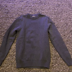 Dobber tröja - Säljer en stilren blå tröja från dobber, den är i jätte bra skick inga defekter🙌 Tröjan har en klassisk rund halsringning och långa ärmar med ribbade muddar. Perfekt för kyligare dagar. Storlek S  modellen är 180 men hyfsat smal. Hör av dig om mer frågor🤞🏽