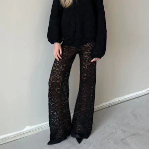 Spetsbyxor - Så sjukt snygga byxor perfekt till fest! Dem är för korta och små på mig så därför har jag inga egna bilder men de är i ett så gott som nytt skick! 