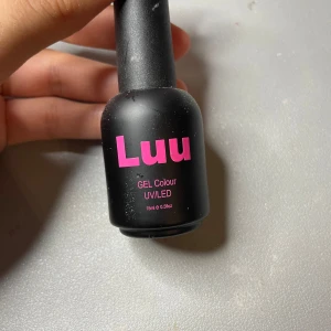 Ljusrosa gelnagellack från Luu - Säljer ett ljusrosa gelnagellack från Luu, perfekt för UV/LED-lampor. Flaskan innehåller 15 ml och har en elegant finish. Färgen är subtil och passar till alla tillfällen.