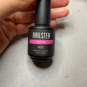 Nagellack Nailster Rubber Base 422 - Säljer ett nagellack från Nailster i färgen 422. Det är en gummibas som kan lösas upp men härdas med UV/LED. Färgen är en härlig rosa nyans och flaskan innehåller 15 ml. Aldrig använd