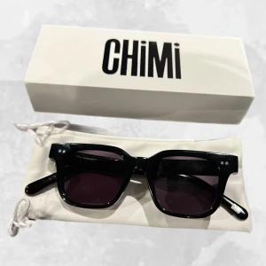 Chimi 04 Berry MIDI Solglasögon  - •Chimi 04 Berry MIDI Solglasögon. Väldigt fina solglasögon som använts minimalt. Följer med original kartong, original påse & putsduk. Hör av dig vid frågor eller funderingar. Mvh