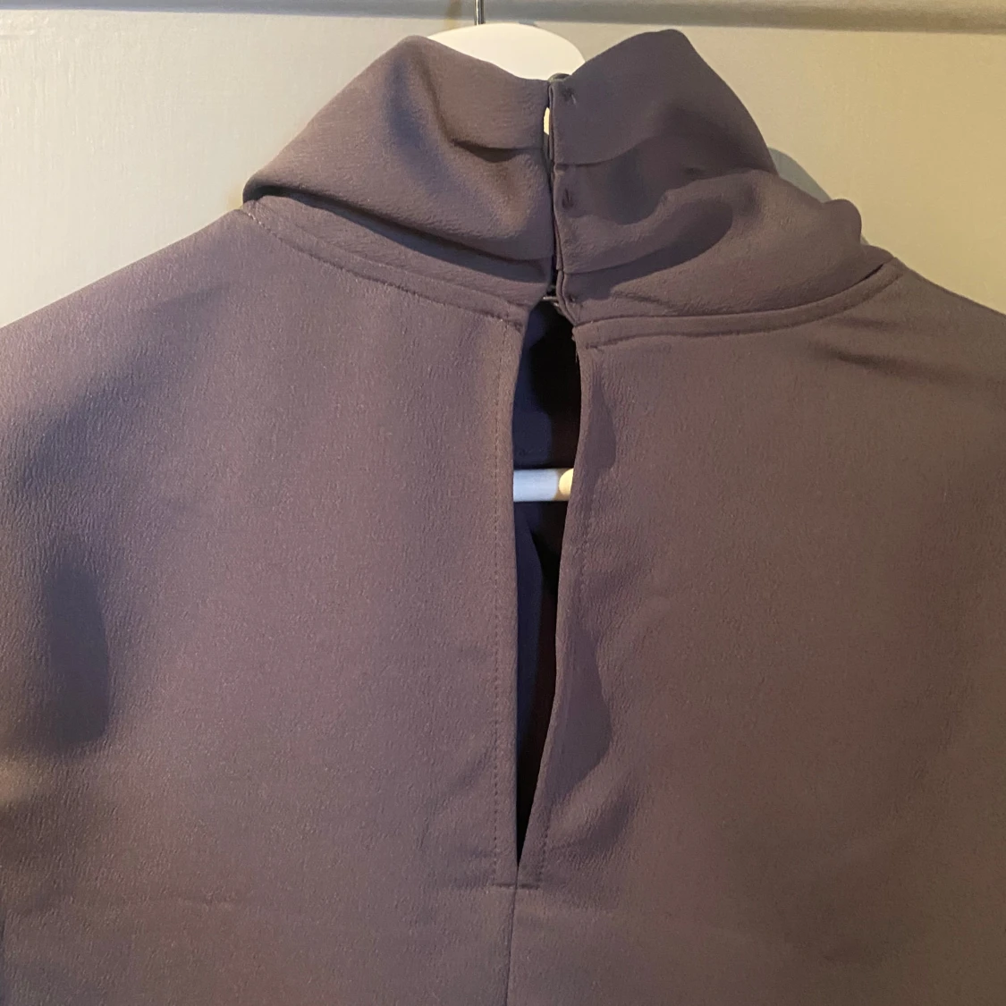 Grå långärmad blus med draperad krage - 4