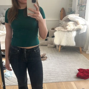 Grön t-shirt från H&M Divided - Säljer en enkel och stilren grön t-shirt från H&M Divided. Säljer för att den inte kommer till användning 