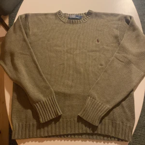Ralph lauren tröja  - En fett grön Ralph lauren tröja. Den är bra skick och kostar hela 2000 ny. Jag säljer den för mycket billigare pris och den är nära samma kvalite. Jag säljer den för att den var för stor för mig. Pris är diskutabelt vid snabb affär.