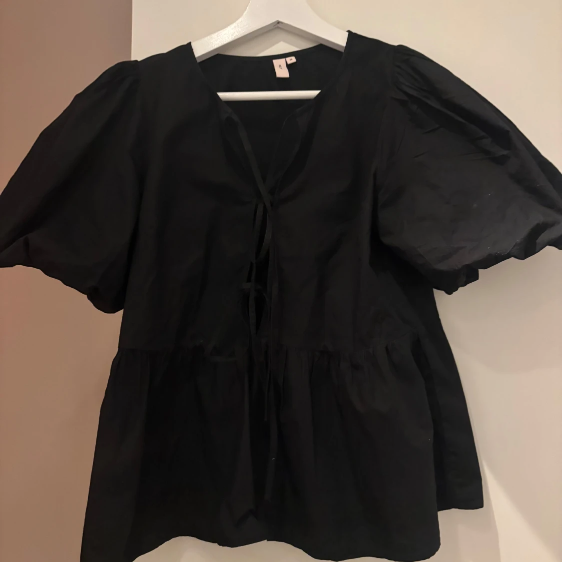 Svart blus med knytning - 1