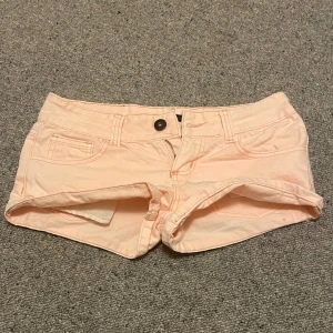 Lågmidjade shorts - Säljer ett par ljusrosa shorts. De har en väldigt lågmidjad design och märket är Gorge💗skriv vid frågor! Pris kan diskuteras 