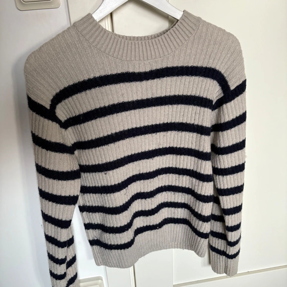 Beige och marinblå randig stickad tröja