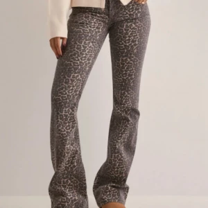 Leopard jeans från nelly - Säljer mina leopardjeans från nelly i storlek 34. Jättesnygga och bra längd för mig som är 165. Säljer pågrund av att ja inte har stor användning av de längre. Använda cirka tre gånger💞